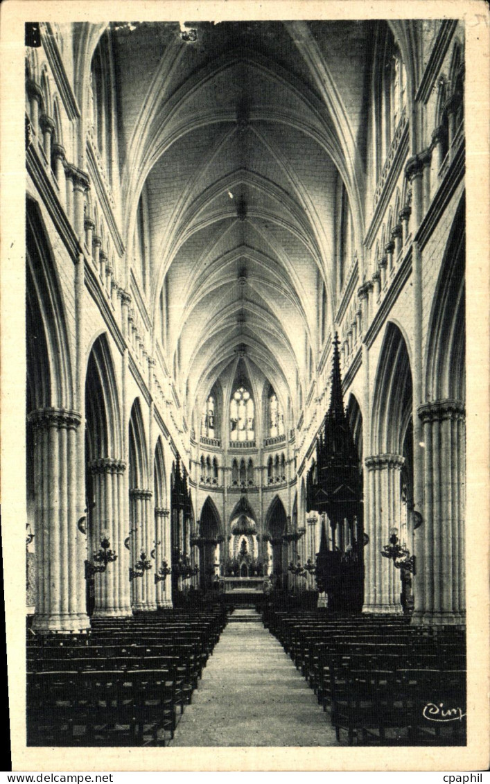 CPA Chateauneuf sur Cher l interieur de la Basilique