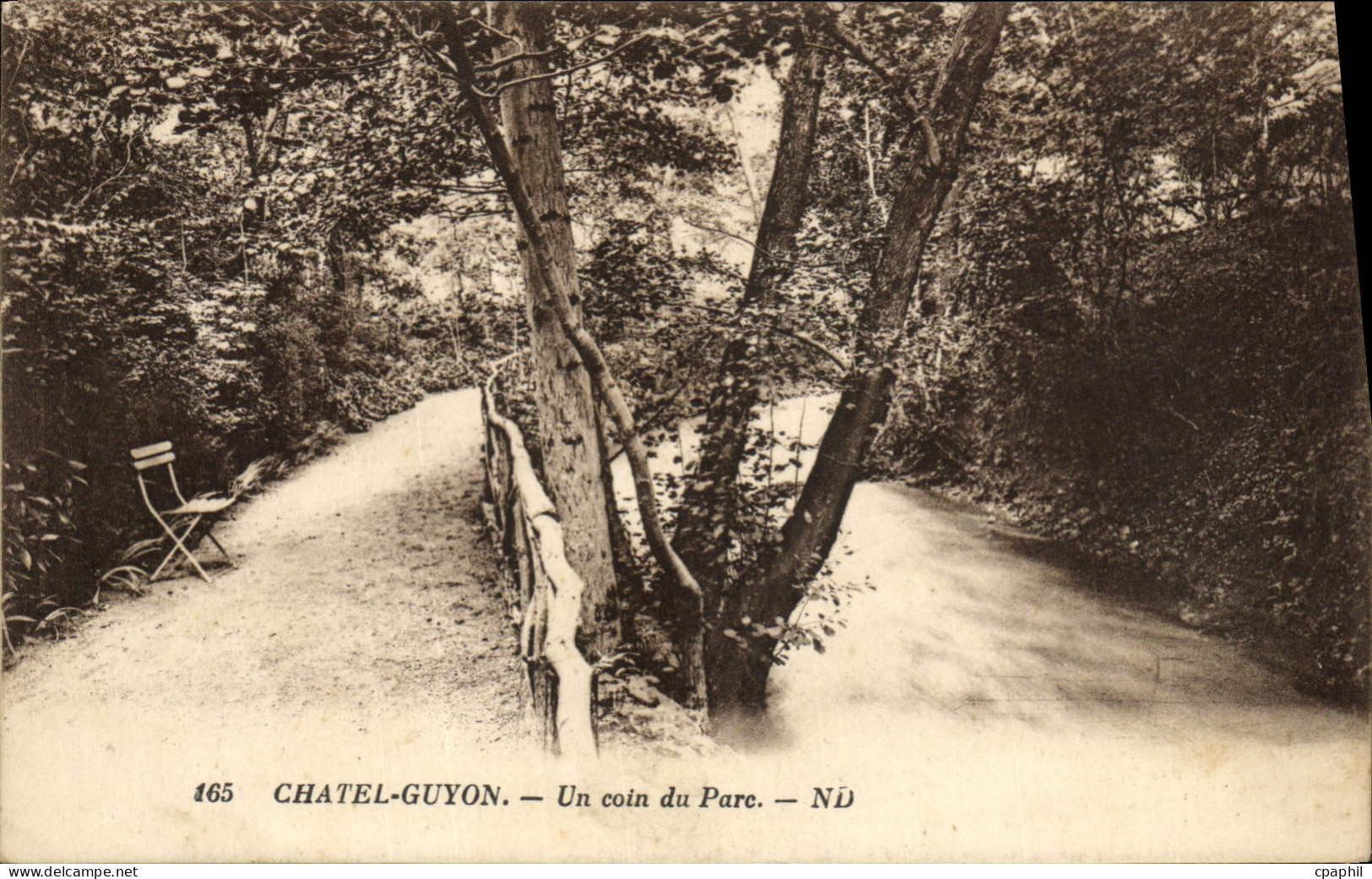 CPA Chatel Guyon Un Coin du Parc