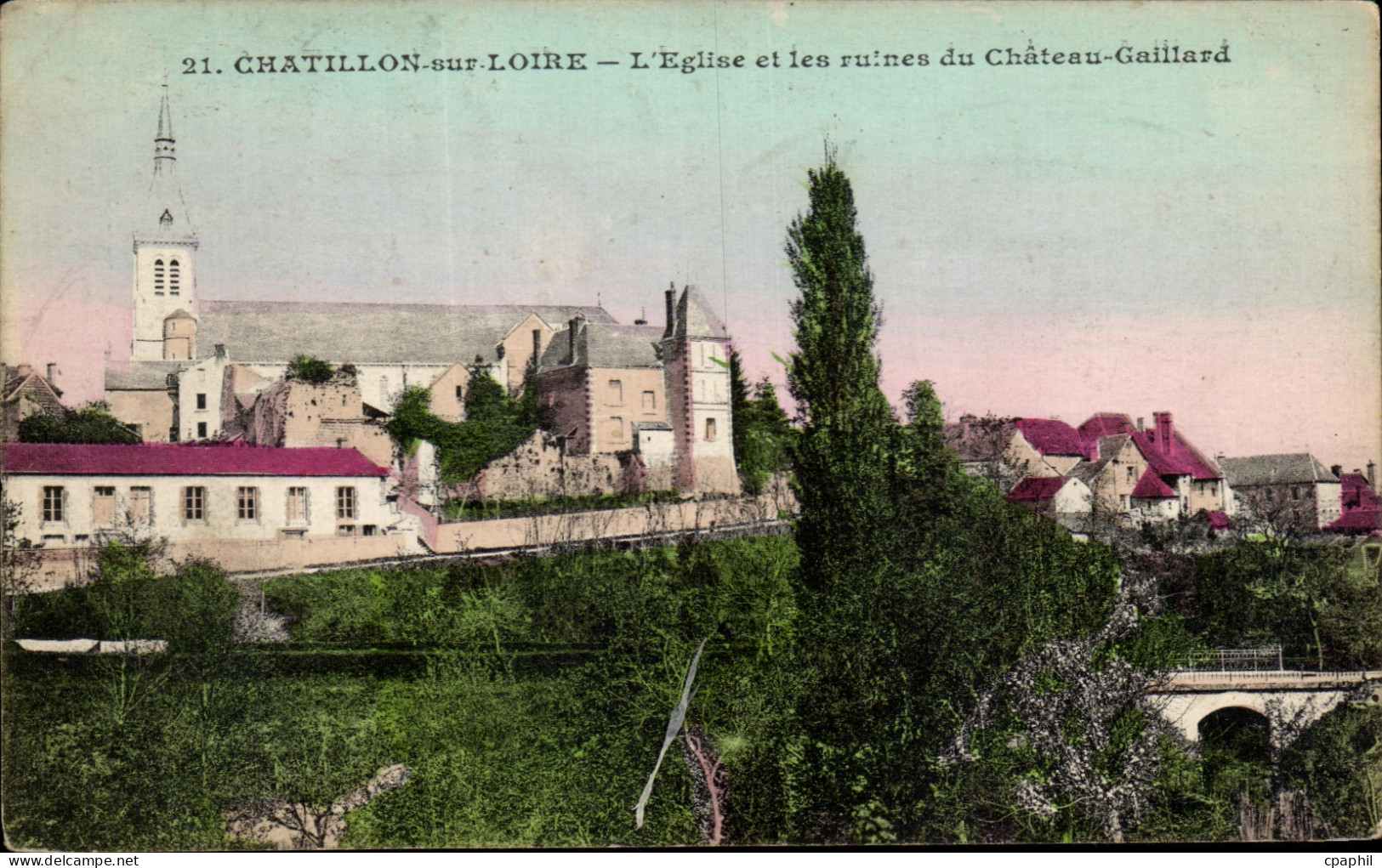 CPA Chatillon sur Sur Loire L'Eglise Et Les Ruines Du Chateau Gaillard