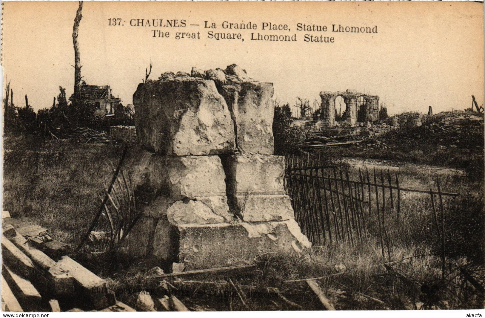 CPA Chaulnes Grande Place Statue Lhomond (1498848)