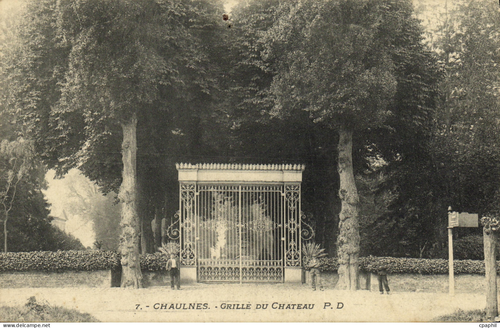 CPA Chaulnes Grille Du Chateau