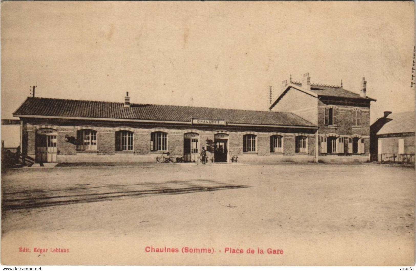 CPA CHAULNES Place de la Gare (19131)