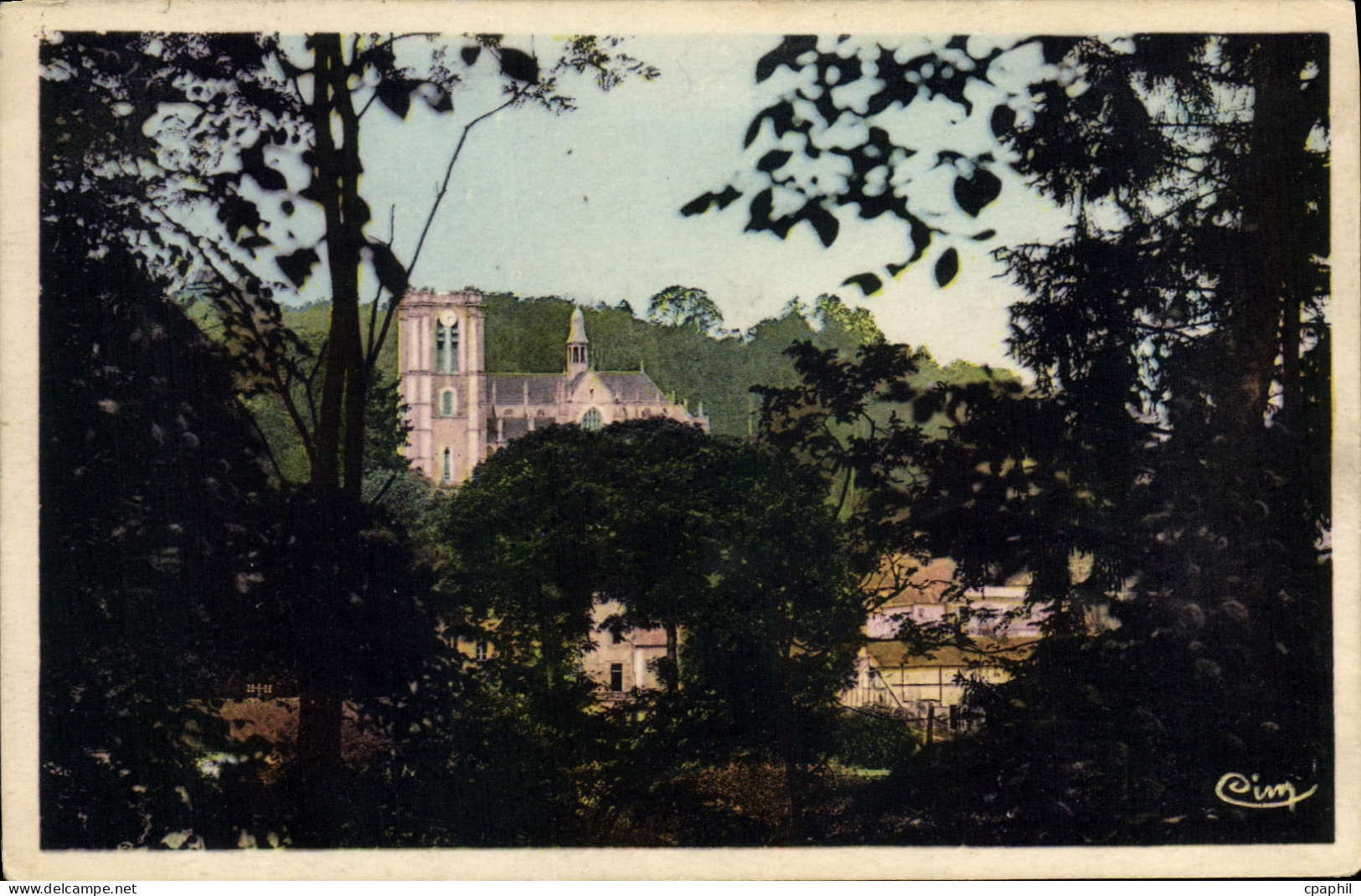 CPA Chaumont en Vexin Oise Un coin de verdure et l'Eglise