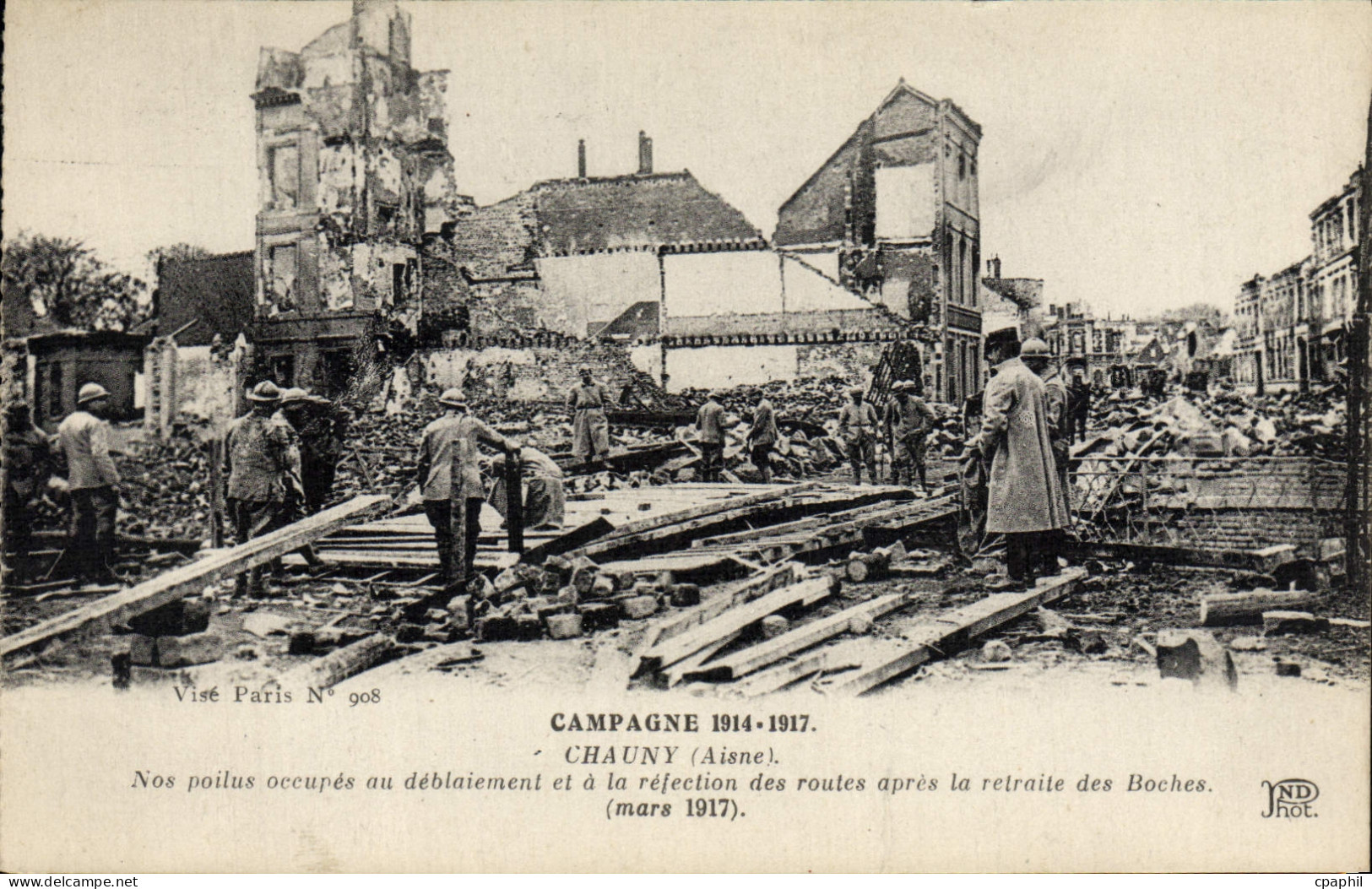 CPA Chauny Poilus occupes au deblaiement Militaria