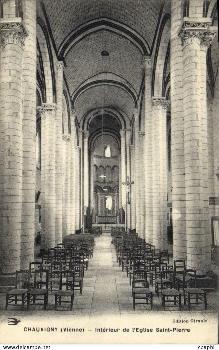 CPA Chauvigny Vienne interieur de l'eglise Saint Pierre