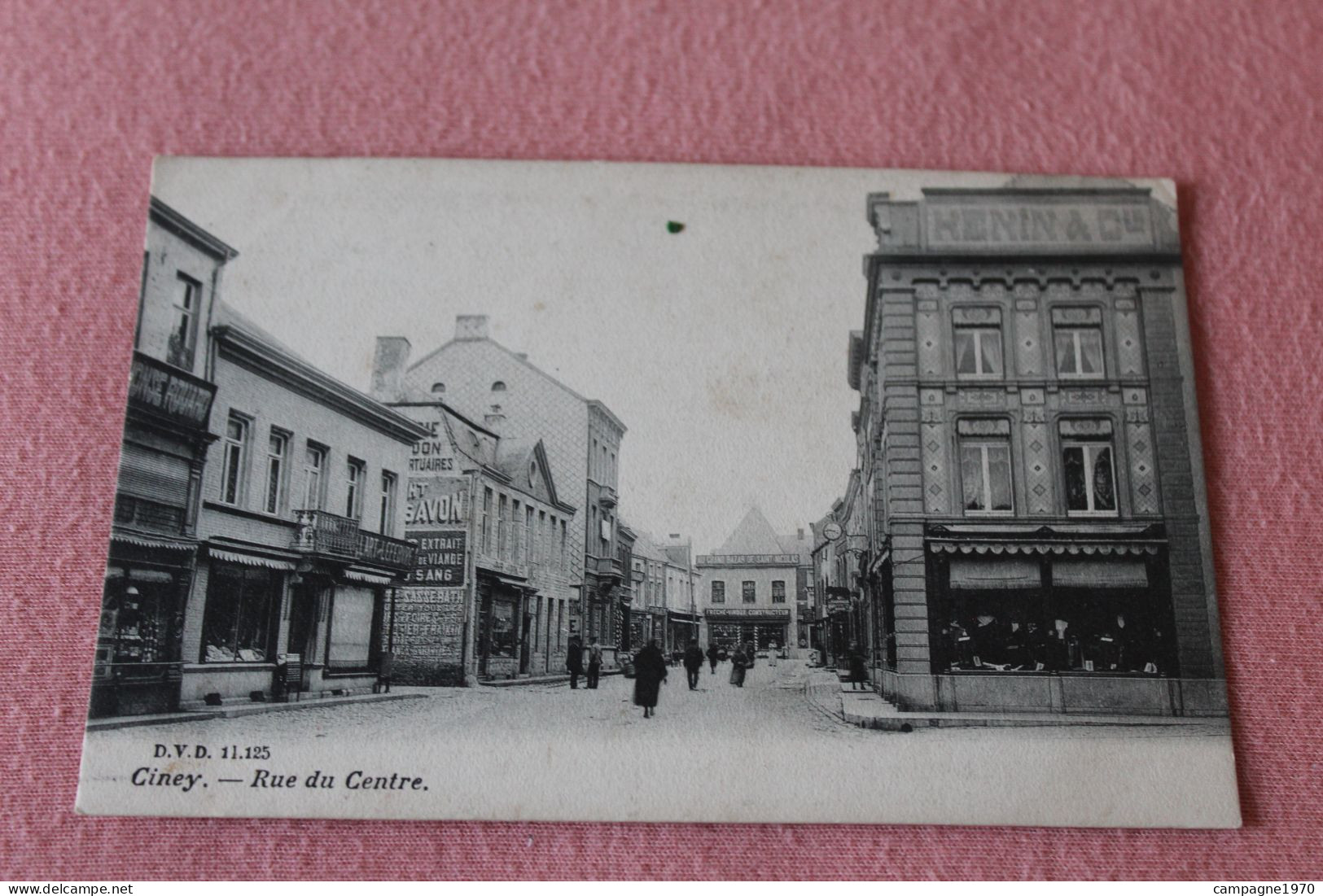 CPA - CINEY - RUE DU CENTRE ( MAGASIN HENIN ET CIE )