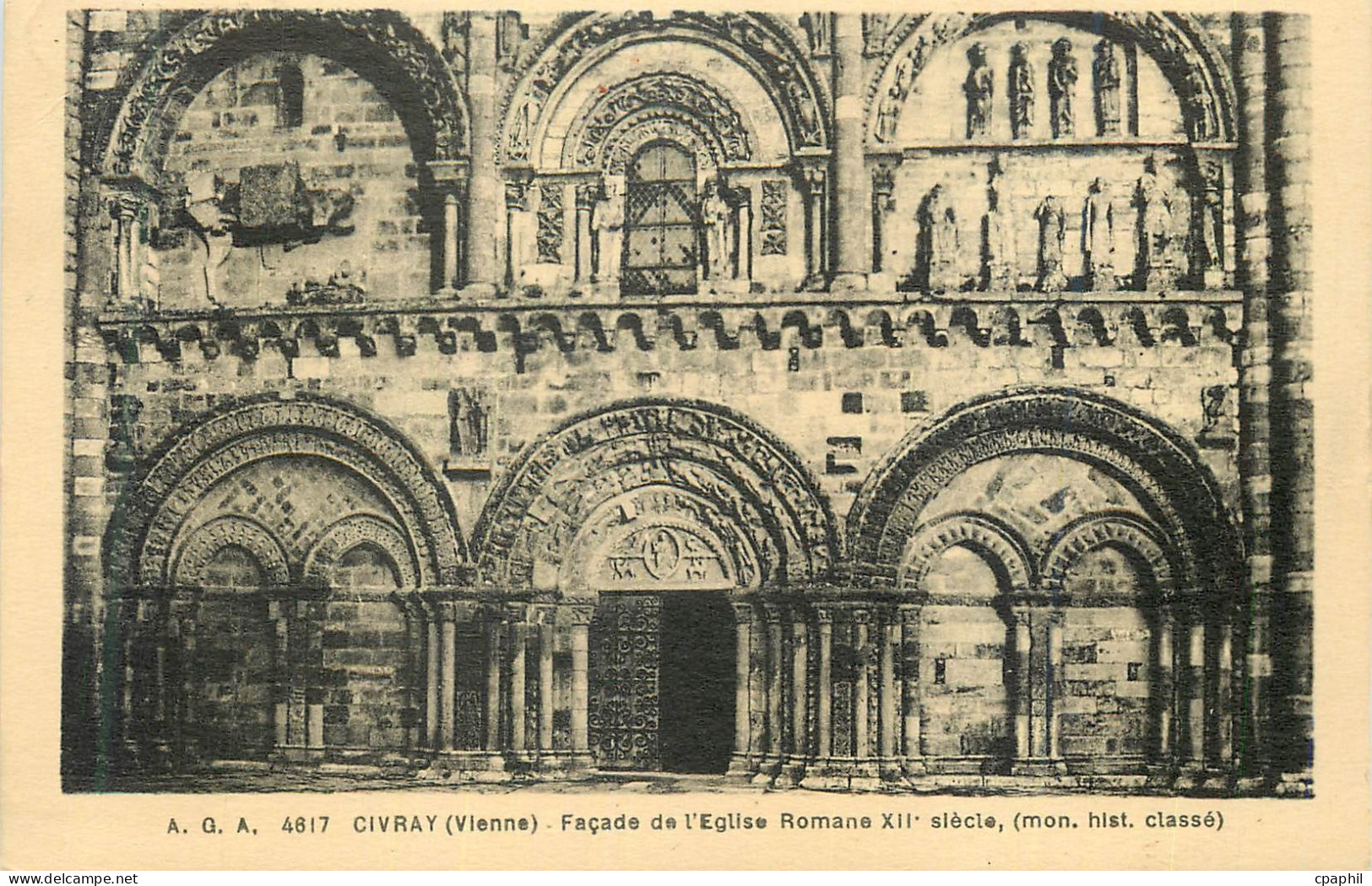 CPA Civray (Vienne) Facade de l'Eglise Romane XIIe Siecle (Mon His Classe)
