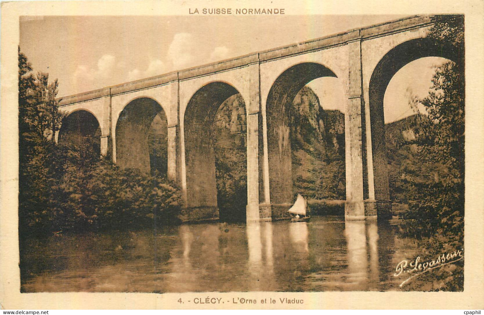 CPA Clecy l'Orne et le Viaduc