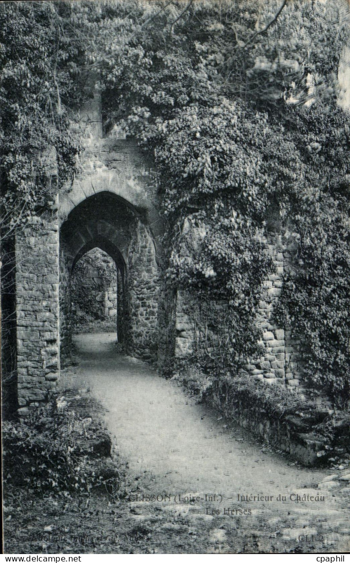 CPA Clisson Interieur du Chateau Les herses