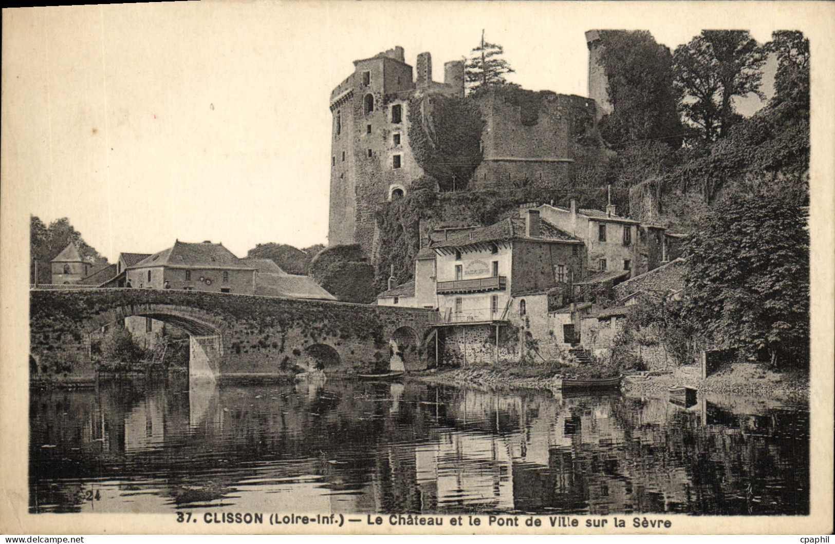 CPA Clisson Le chateau et le pont de ville sur la Sevre