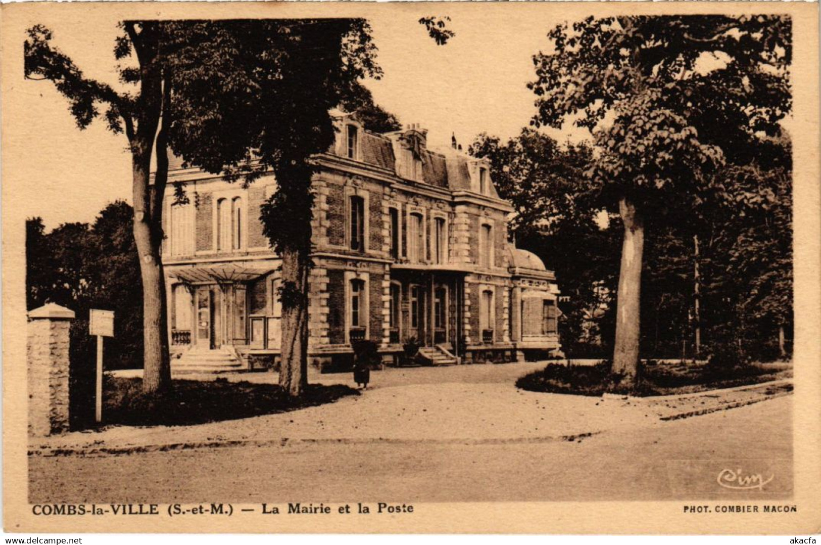 CPA Combs la Ville La Mairie et la Poste (1269140)