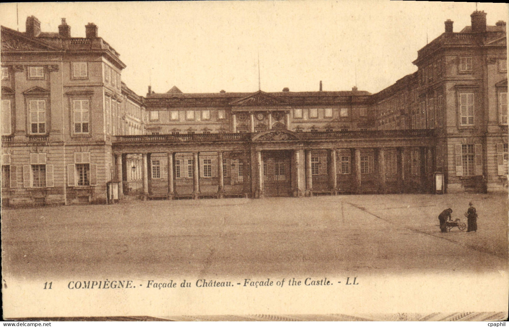 CPA Compiegne Facade du Chateau