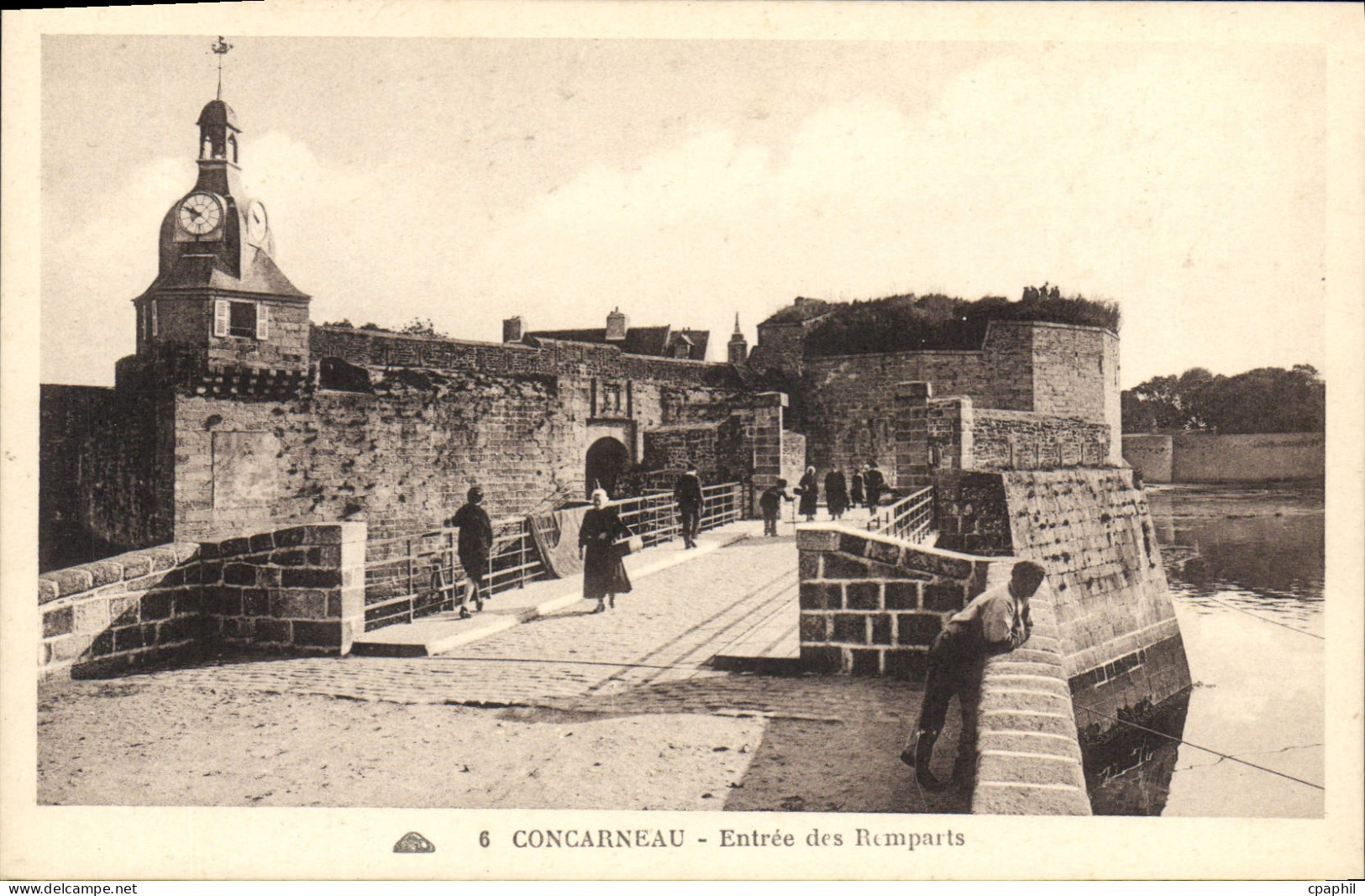 CPA Concarneau Entree des Remparts