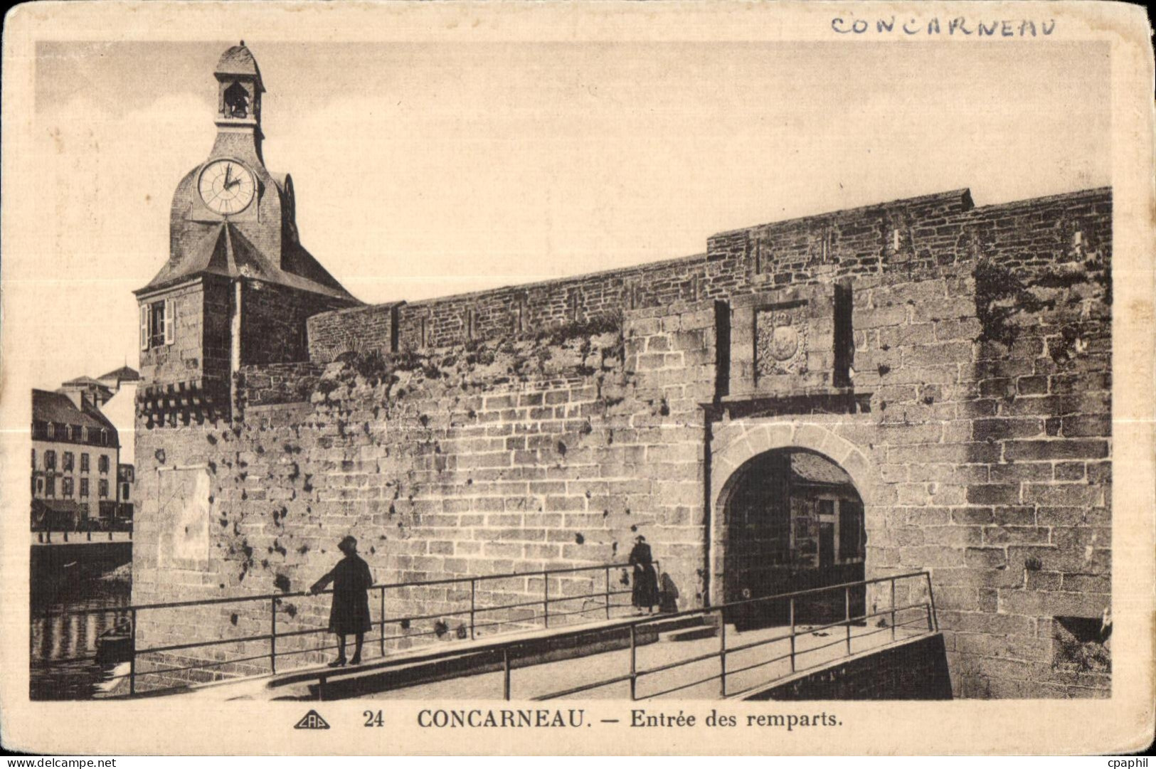 CPA Concarneau Entree des remparts