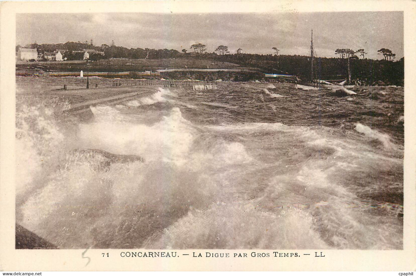 CPA Concarneau La Digue par gros Temps