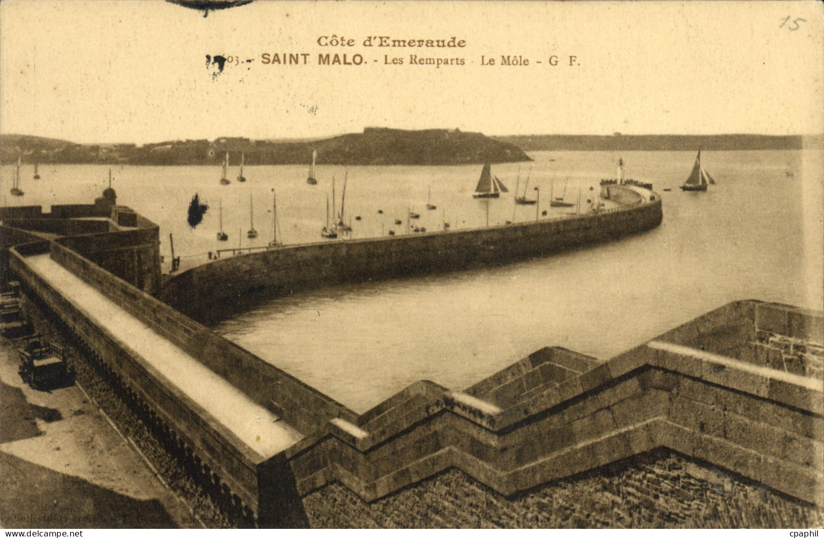 CPA Cote d'Emeraude Saint Malo Saint Malo Les remparts Le Mole