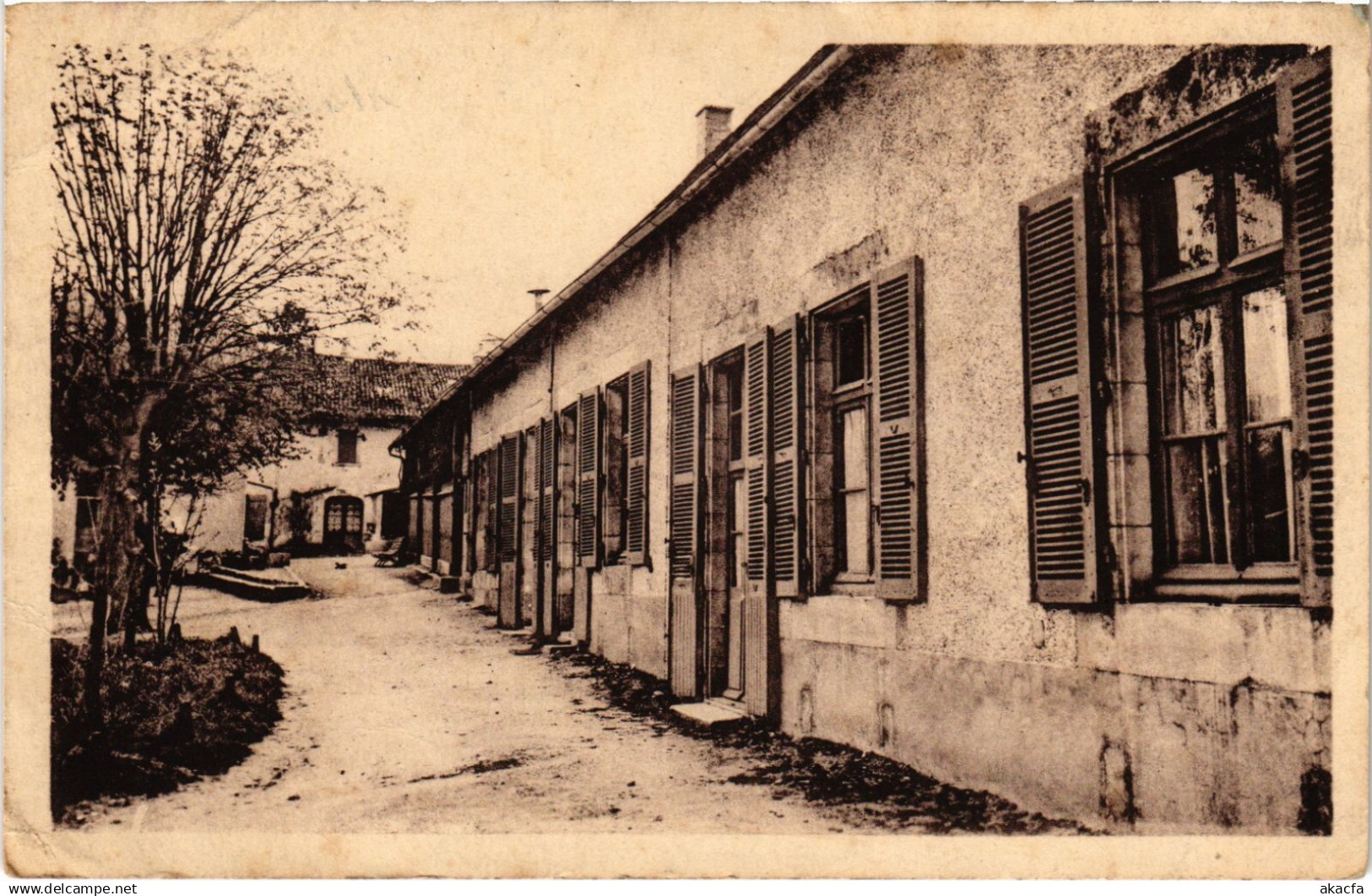 CPA COUHE-VERAC - Maison Hospitaliere Vue générale de la Cour (255787)