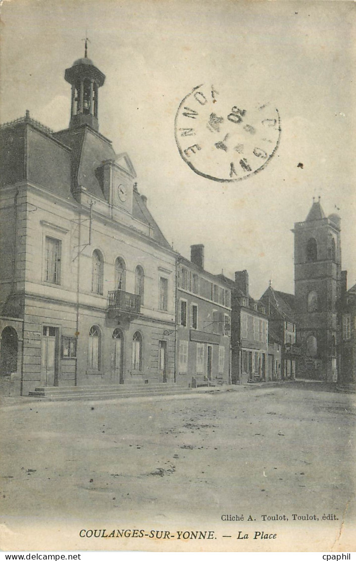 CPA Coulanges sur Yonne La Place