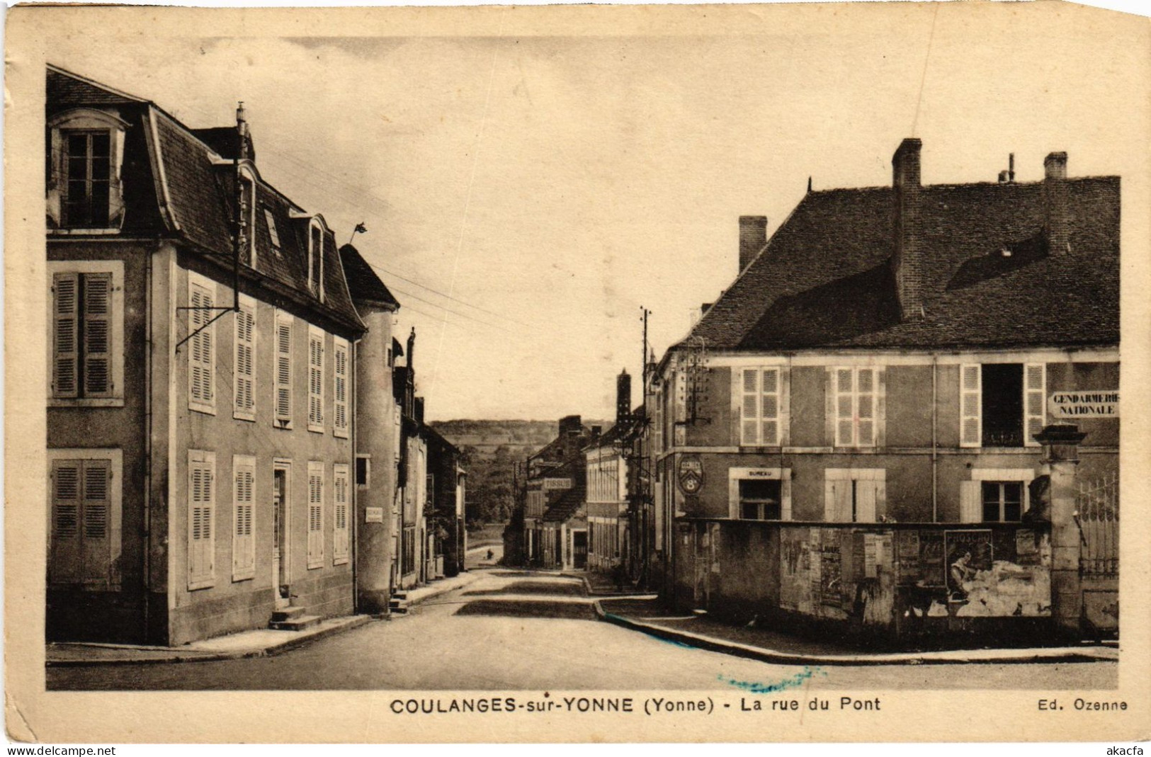 CPA Coulanges sur Yonne Rue du Pont (1478345)