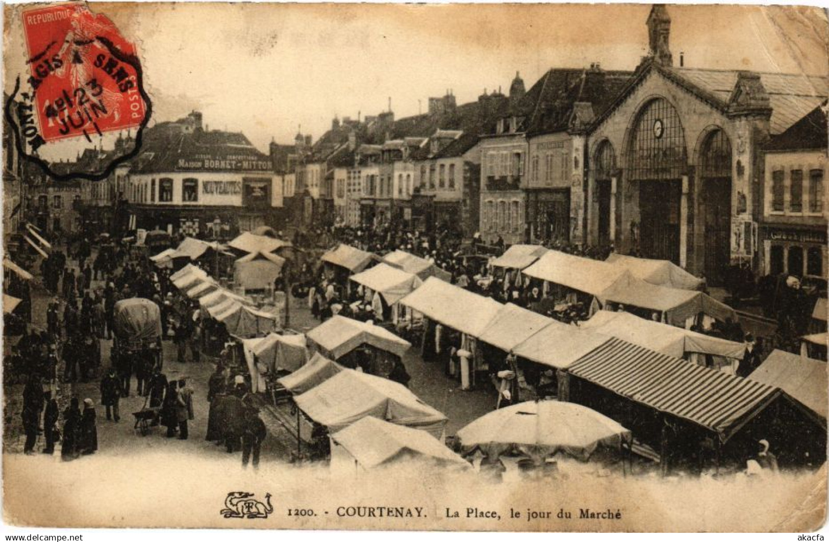 CPA COURTENAY - La Place (271636)