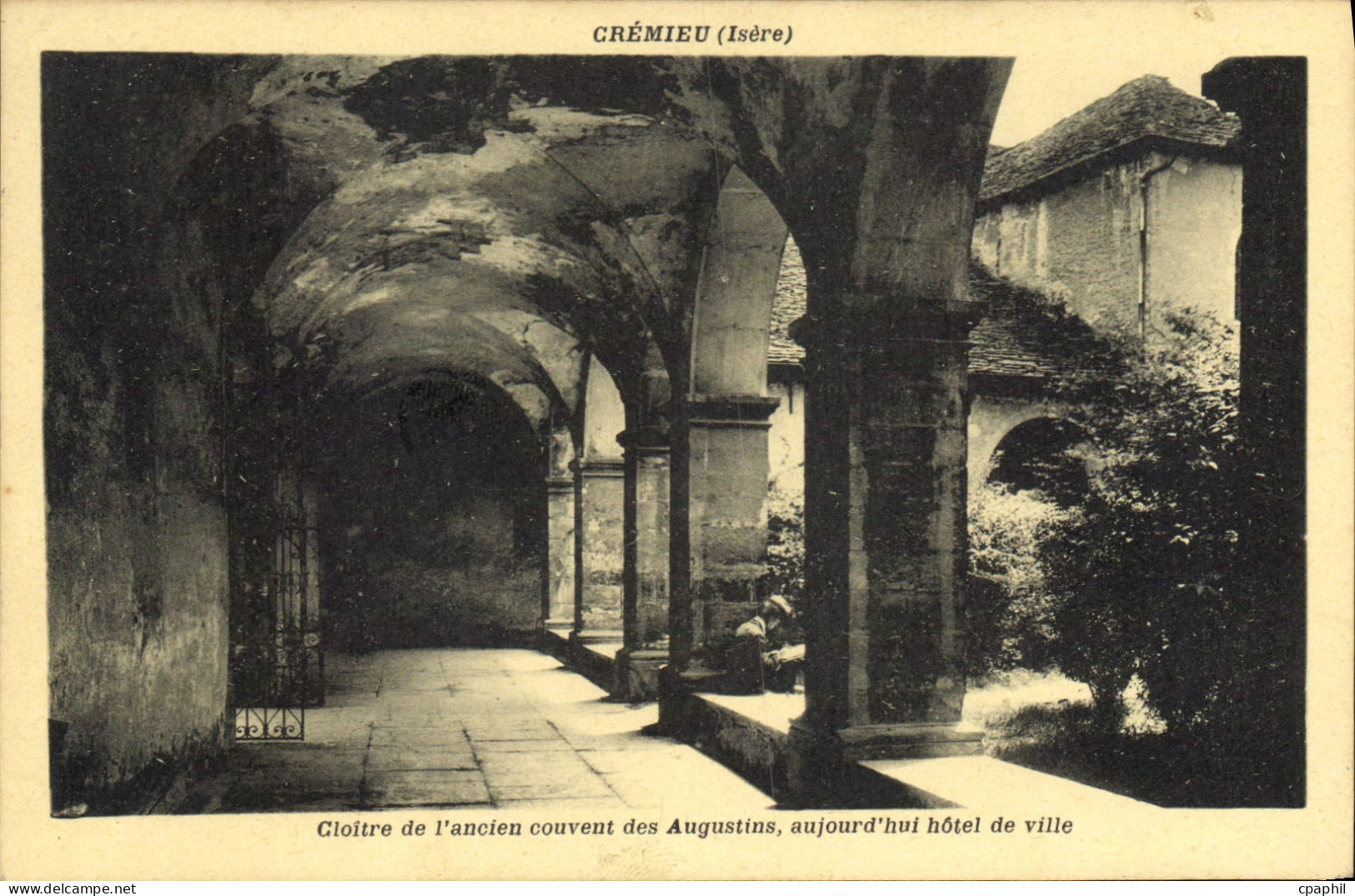 CPA Cremieu Isere Cloitre de l'ancien couvent des Augustins aujourdhui hotel de Ville