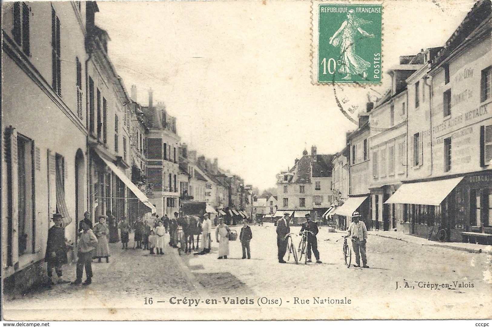 CPA Crépy-en-Valois - Rue Nationale