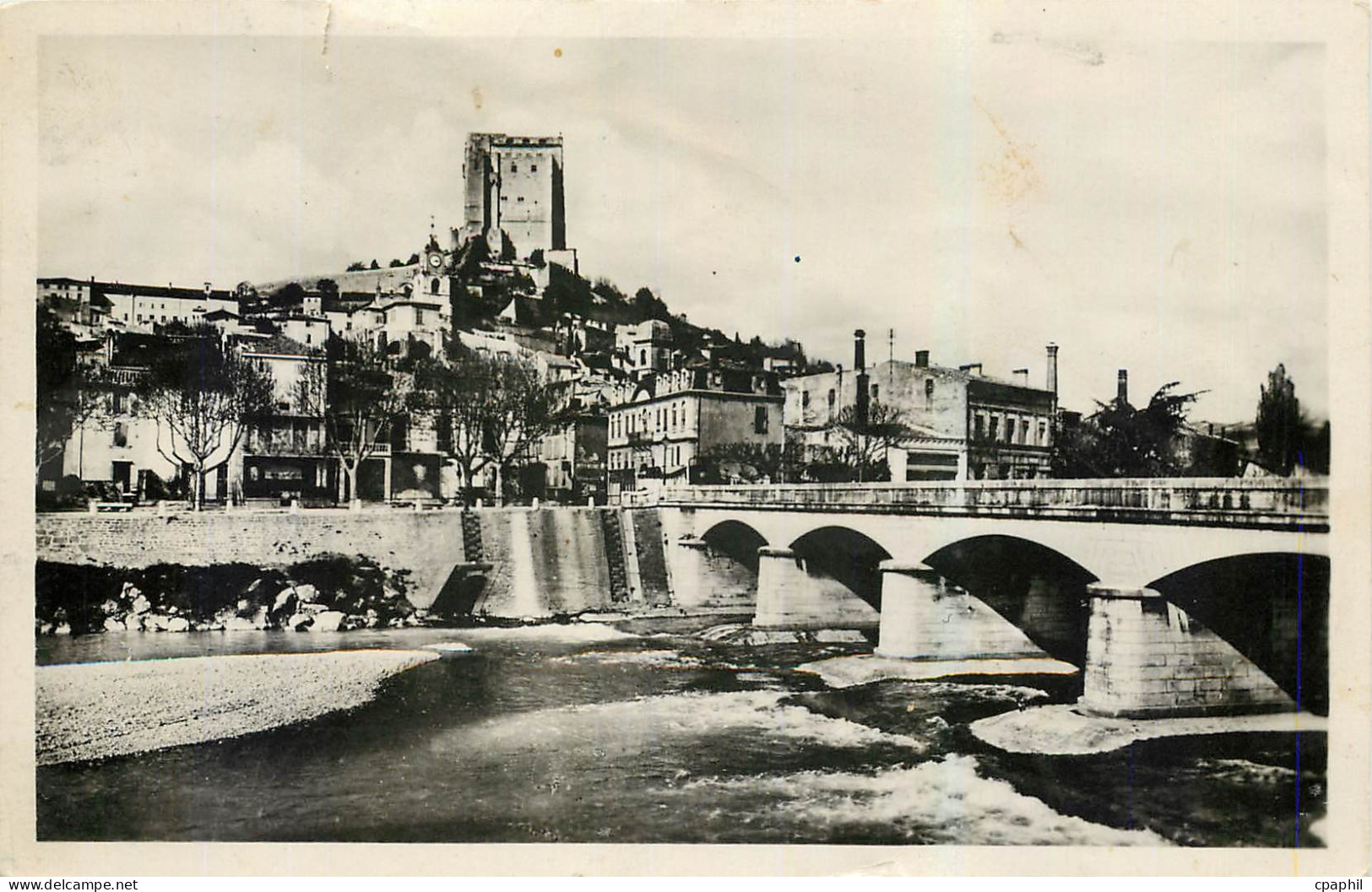 CPA Crest Drome Vue centrale Le Quai et le Pont