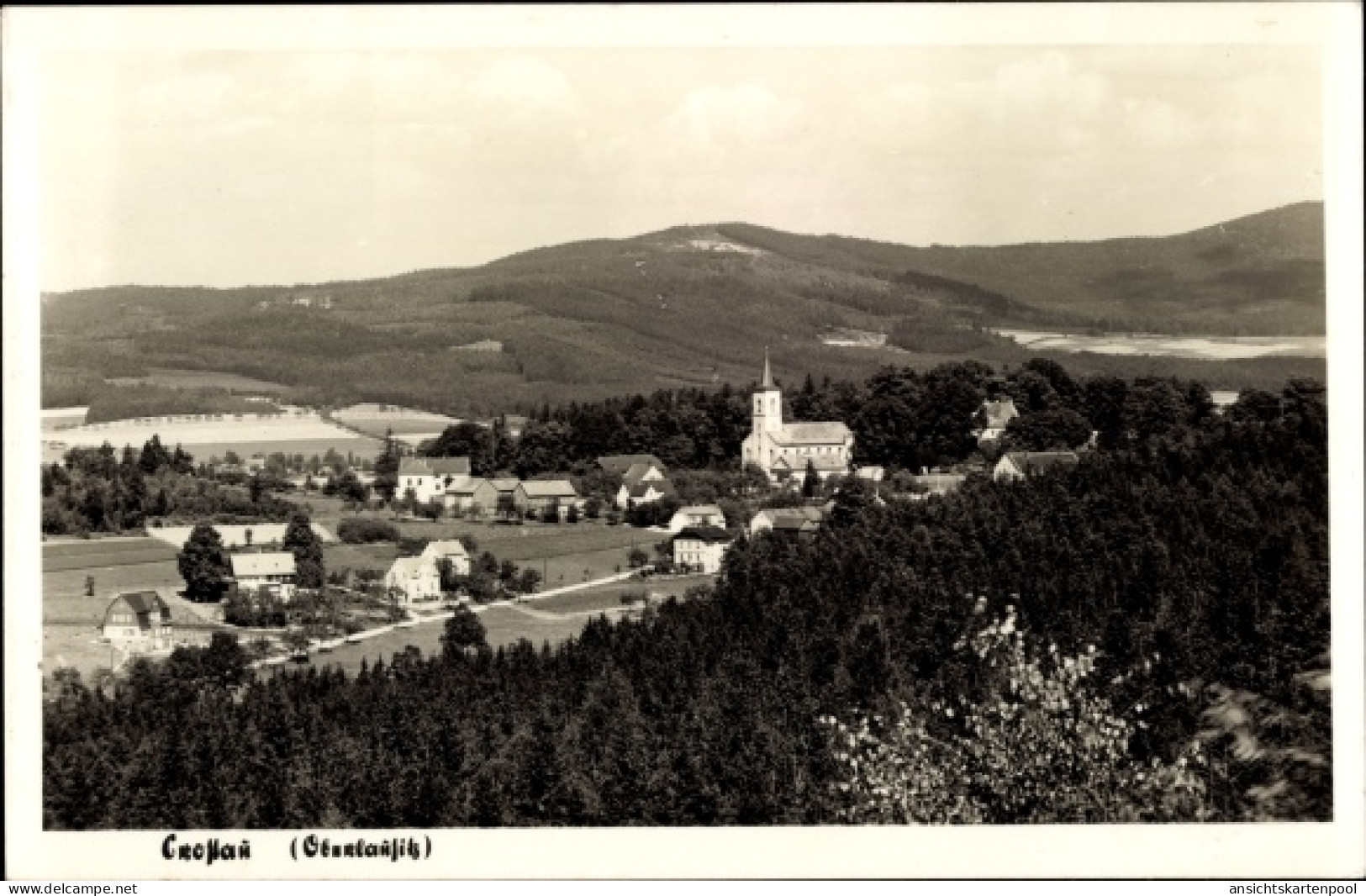 CPA Crostau Oberlausitz, Blick hin zum Dorf, Kirche