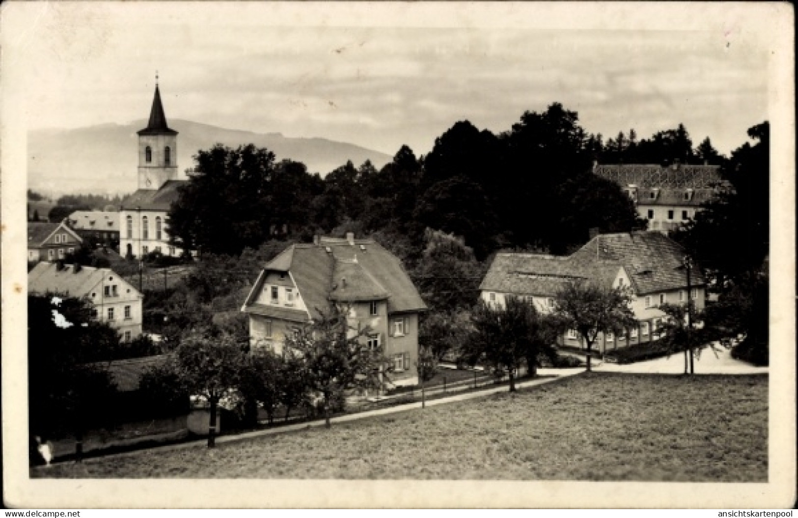 CPA Crostau Schirgiswalde Kirschau in der Oberlausitz, Schwarz-Weiß-Foto, Kirche, Häuser, Bäume, L