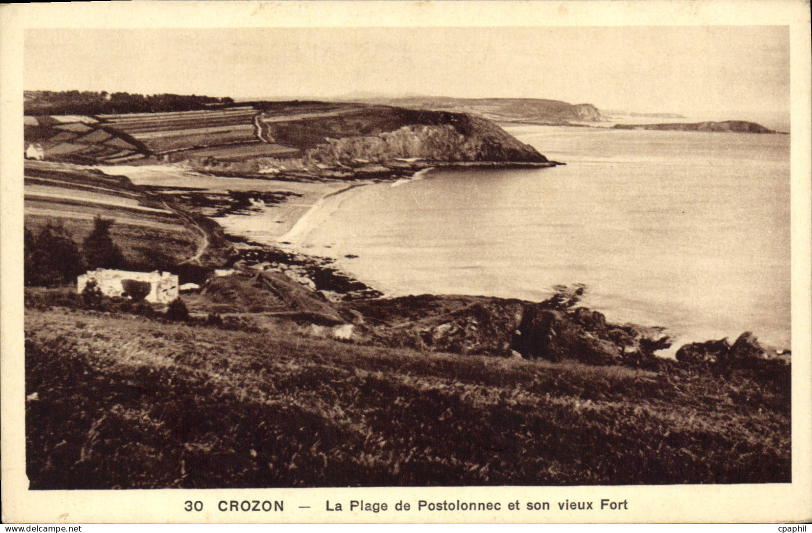 CPA Crozon La Plage De Postolonnec Et Son Vieux Fort