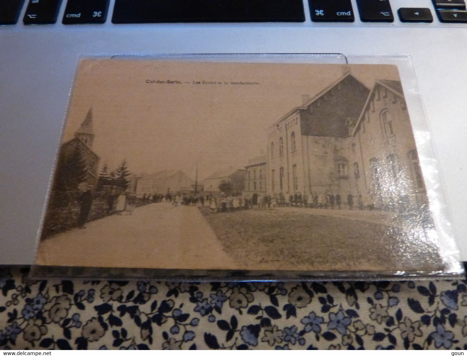 Cpa Cul-des-Sarts Les écoles et la gendarmerie