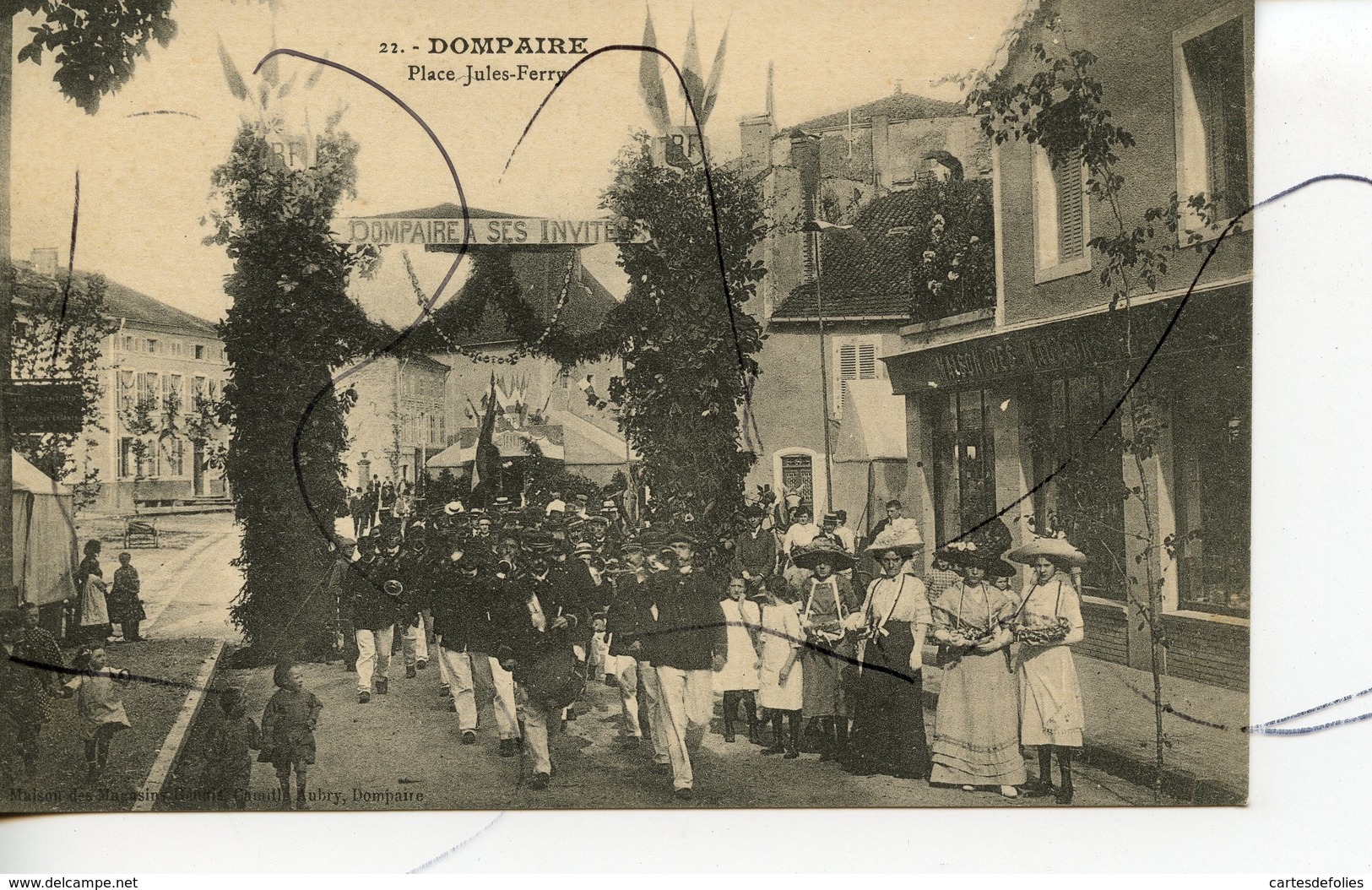 CPA. D88. DOMPAIRE.  Place Jules-Ferry . Fanfare . Dompaire a ses invités .