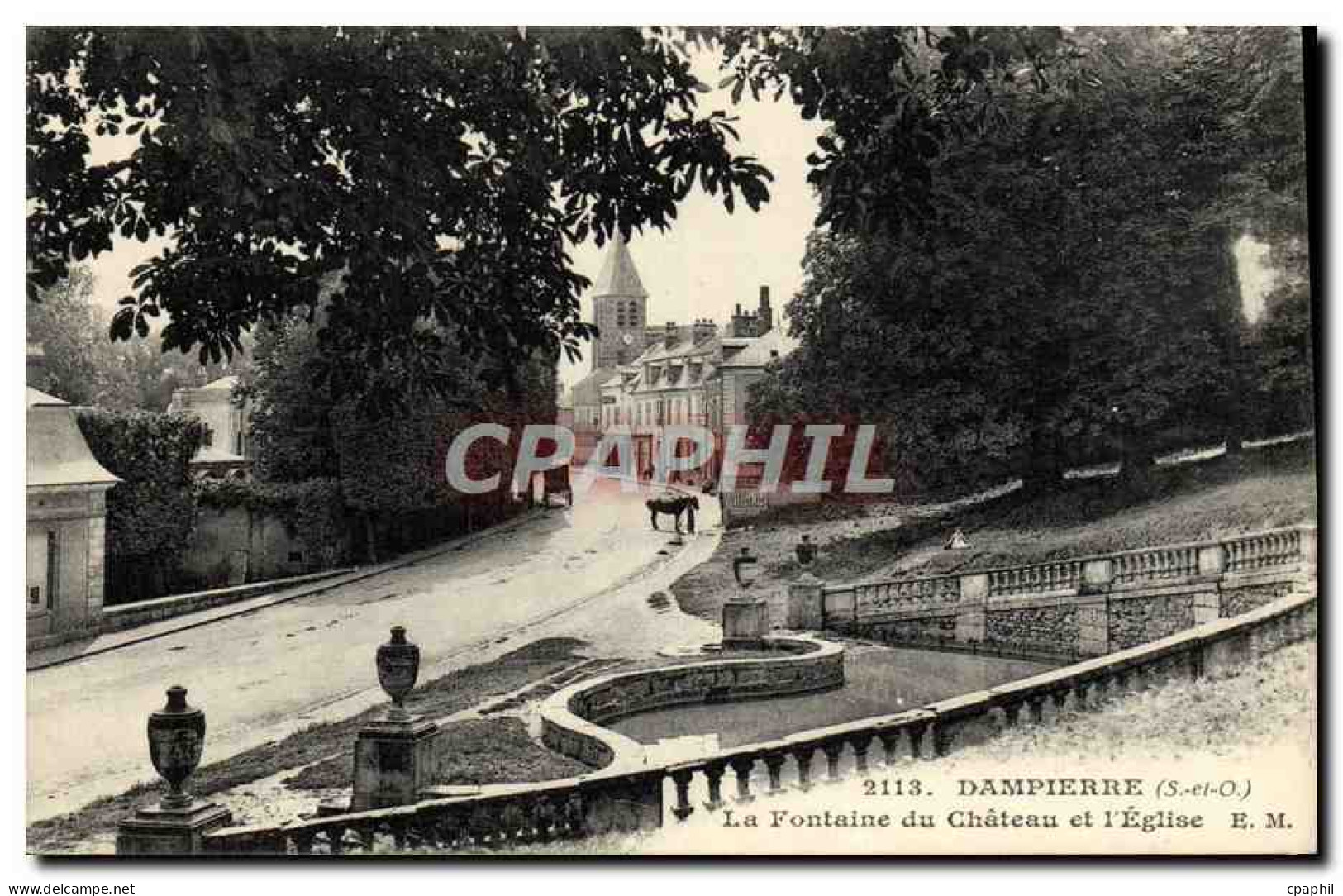 CPA Dampierre la fontaine du chateau et l'eglise