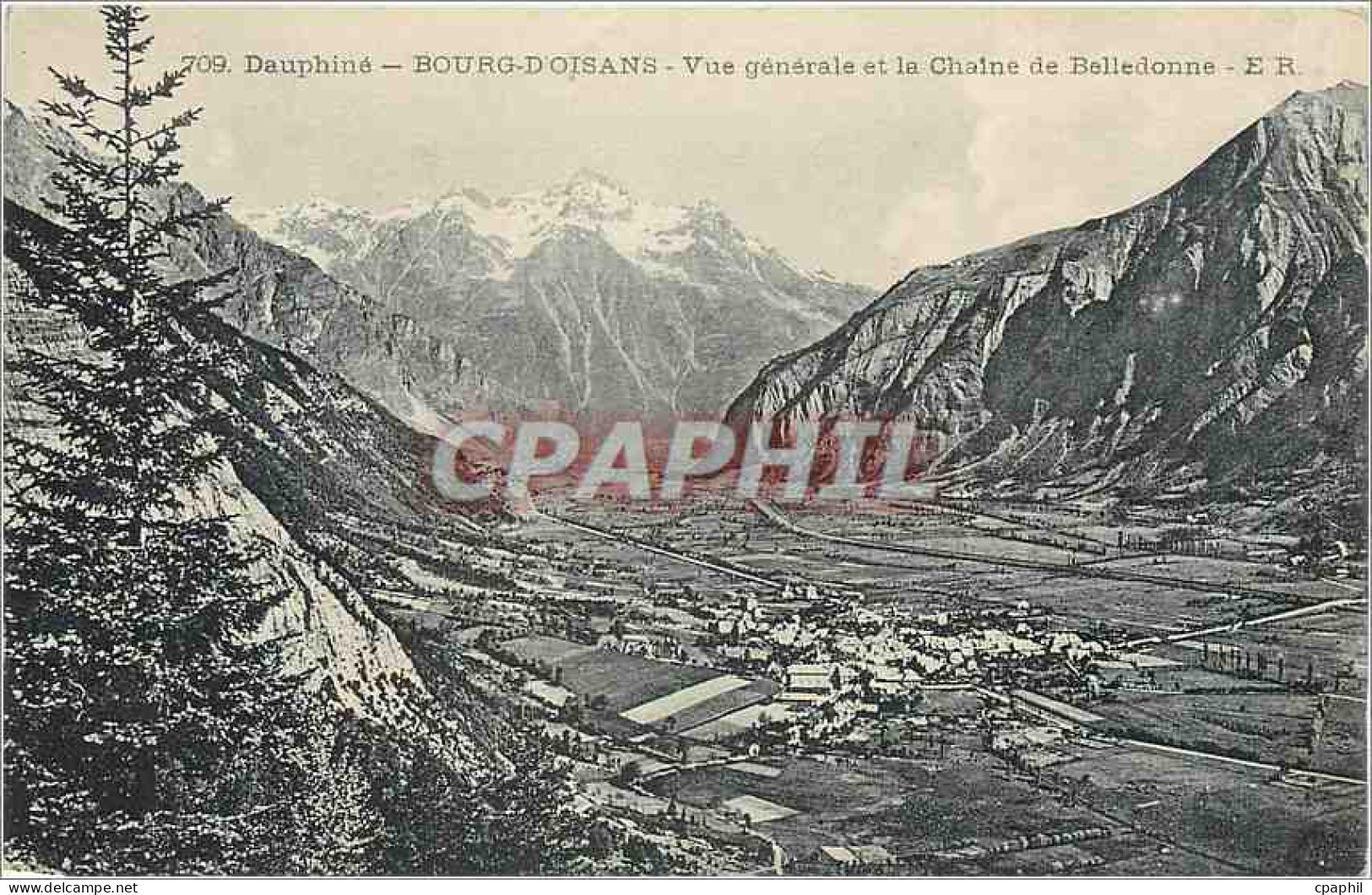 CPA Dauphiné - BOURG-d'OISANS Vue générale et la Chaine de Belledone