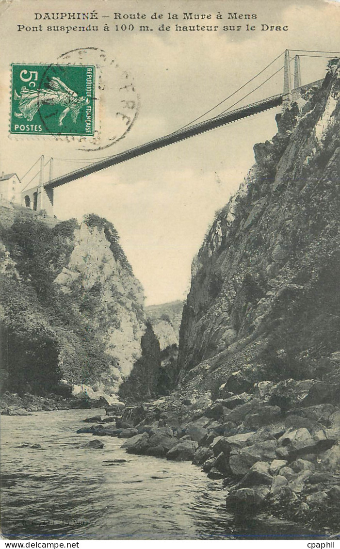 CPA Dauphine Route de la Mure a Mens Pont Suspendu