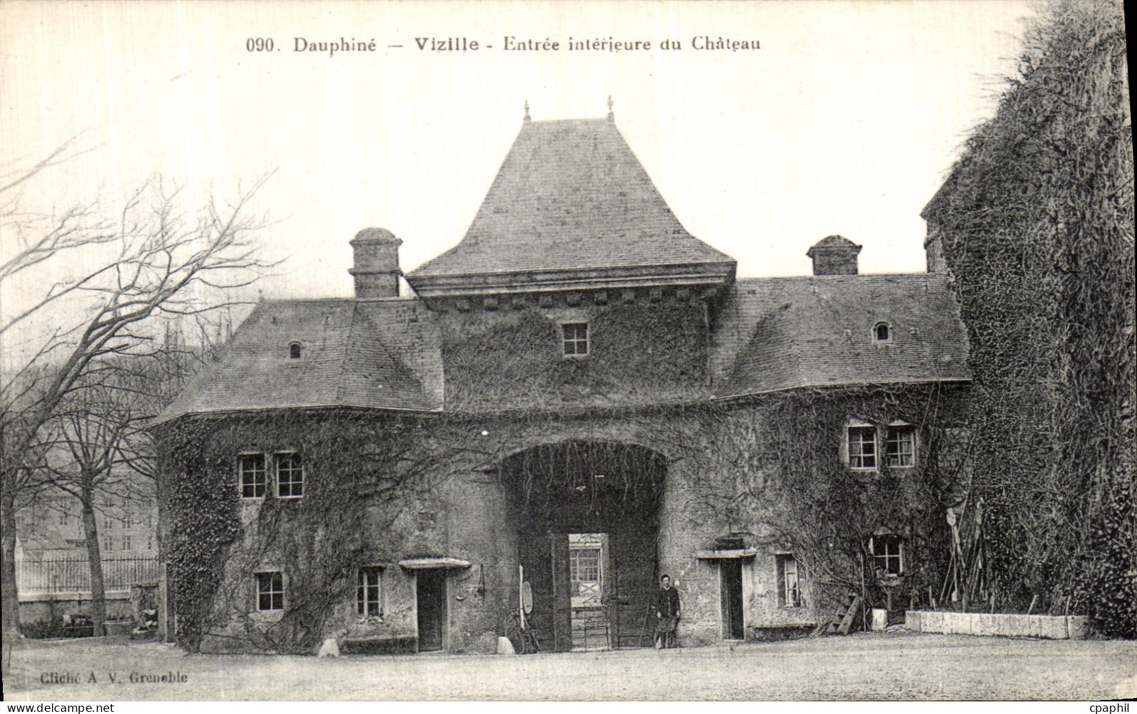 CPA Dauphine Vizille Entree Interieure du Chateau