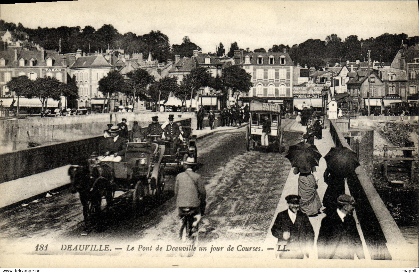 CPA Deauville Le Pont Deauville un jour de courses Hippisme Chevaux
