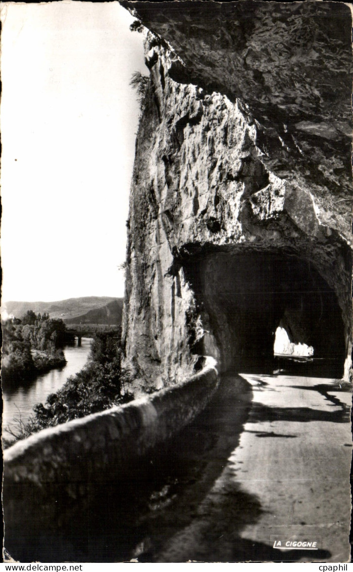 CPA Defiles de Ruoms Les Tunnels