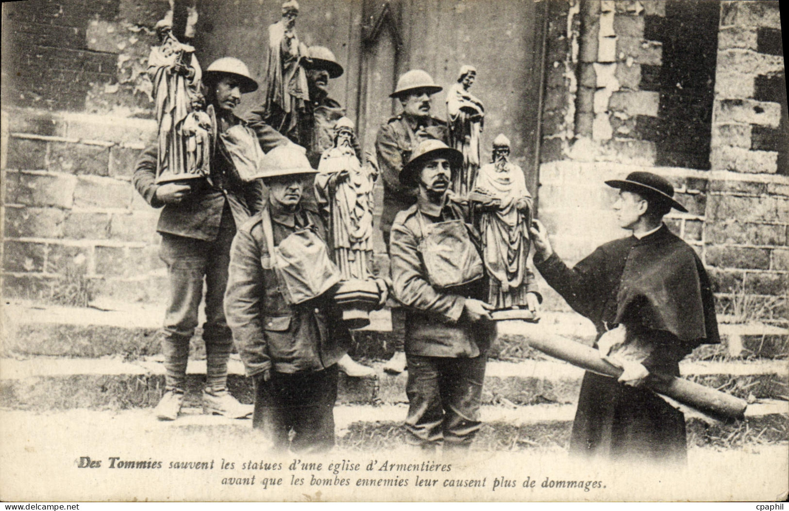 CPA Des Tommies Sauvent les statues d'une eglise d'Armentieres Armentieres Militaria TOP