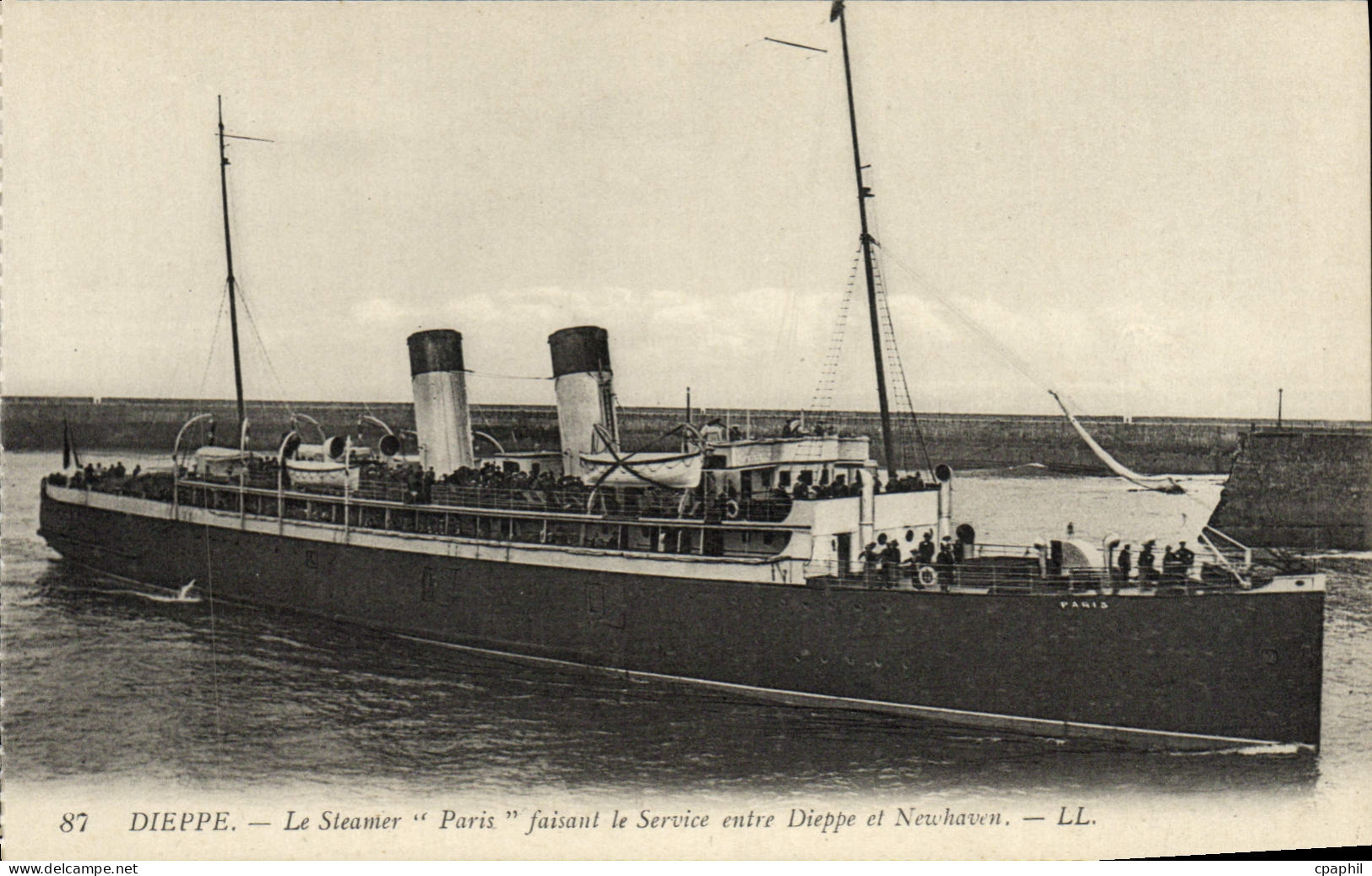 CPA Dieppe Le Steamer Paris faisant le Service entre Dieppe et Newhaven Bateau