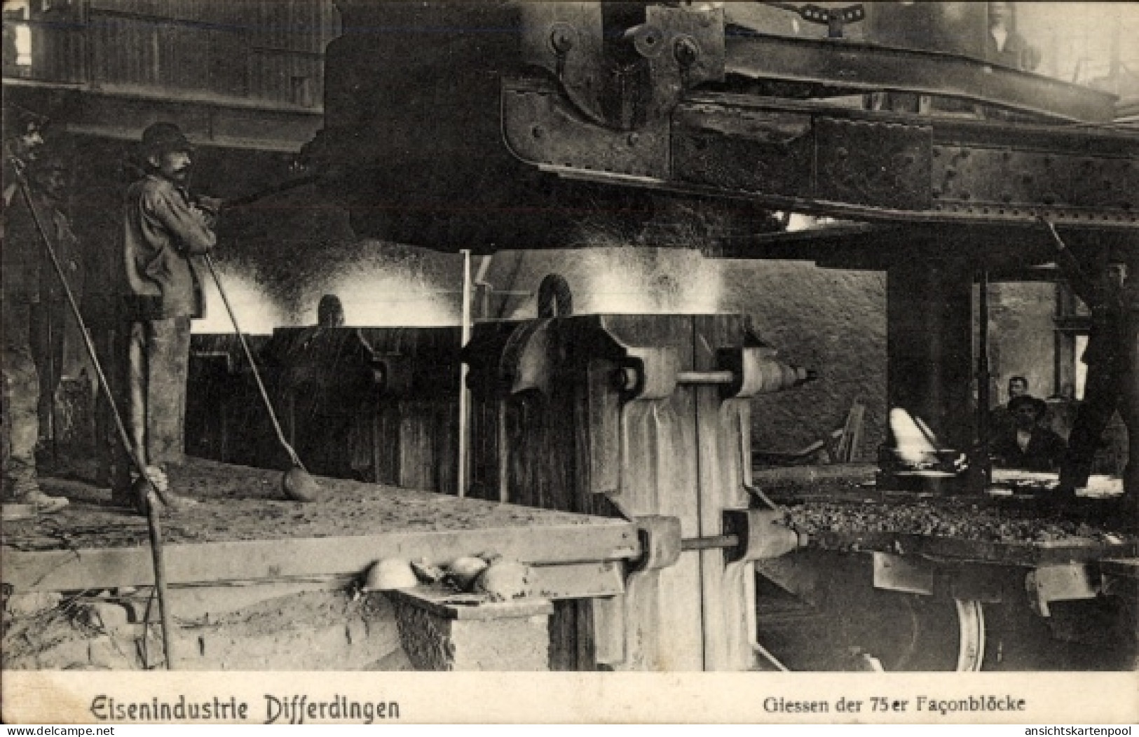CPA Differdange Differdingen Luxembourg, Eisenindustrie, Gießen der 75er Faconblöcke