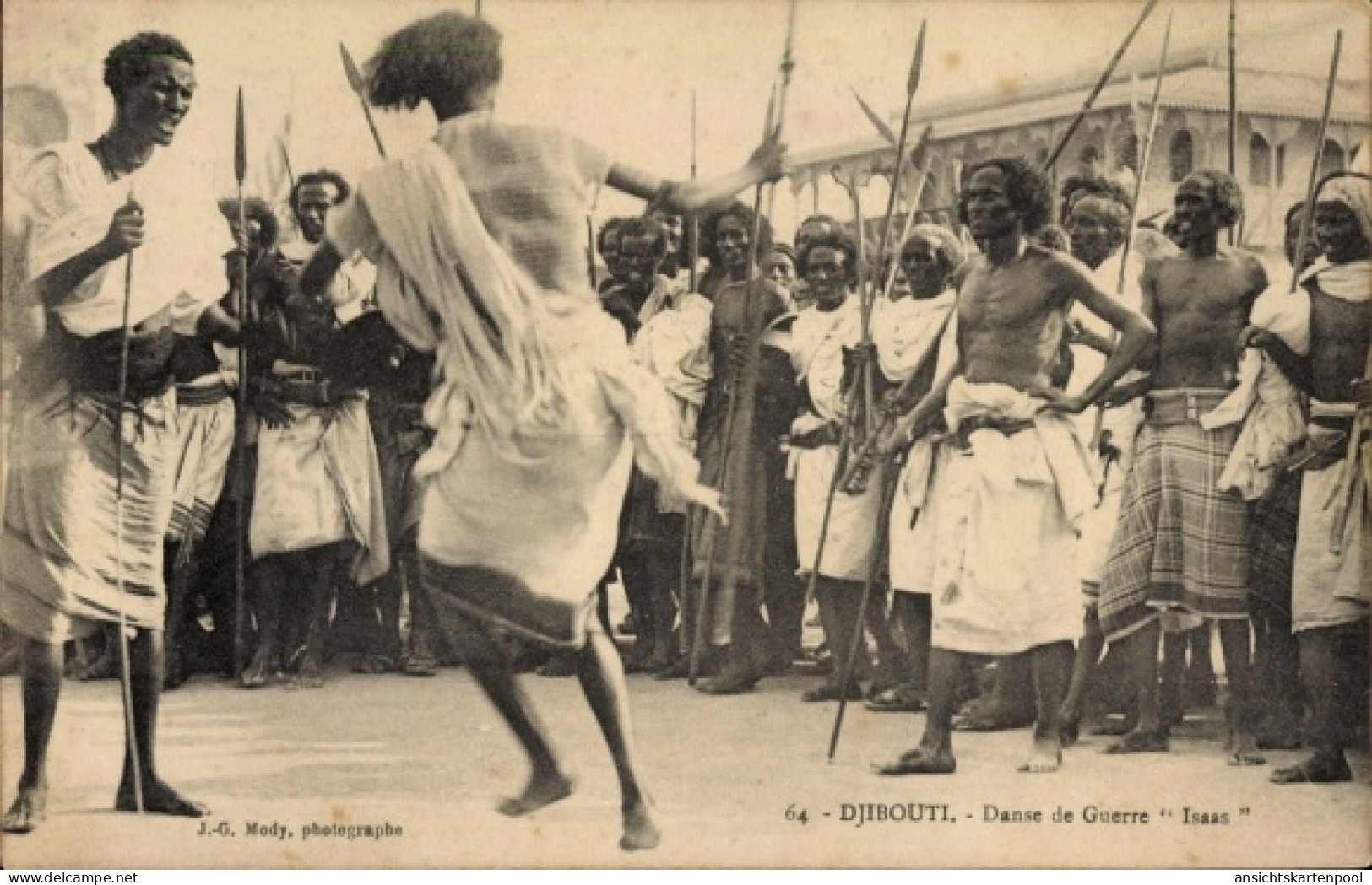 CPA Djibouti Dschibuti, Tänzer mit Speeren, traditionelle Kriegstanzaufführung, Gruppe von Mens...