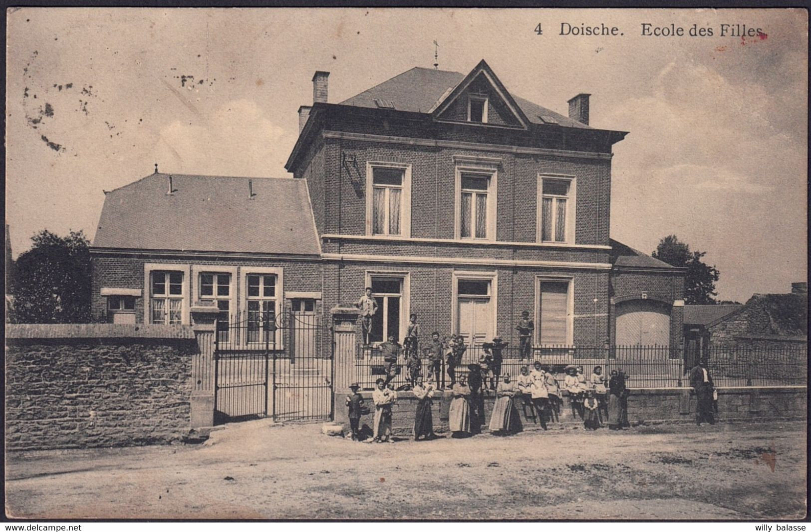 +++ CPA - DOISCHE - Ecole des Filles - Animée  //