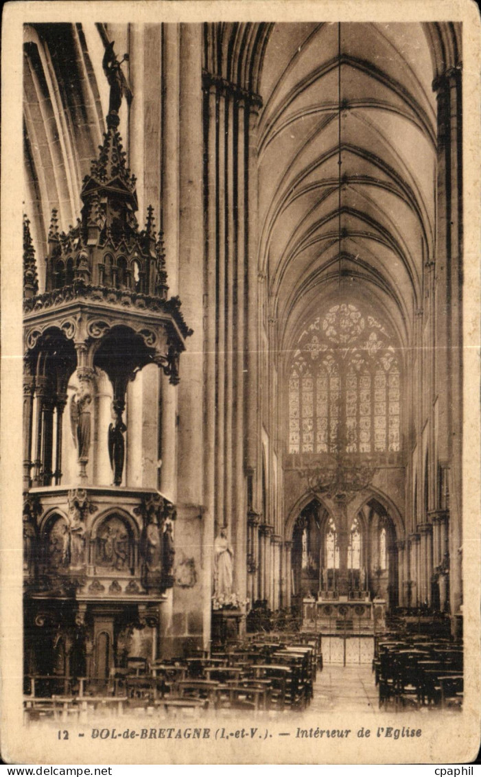 CPA Dol de Bretagne Interieur de I Eglise