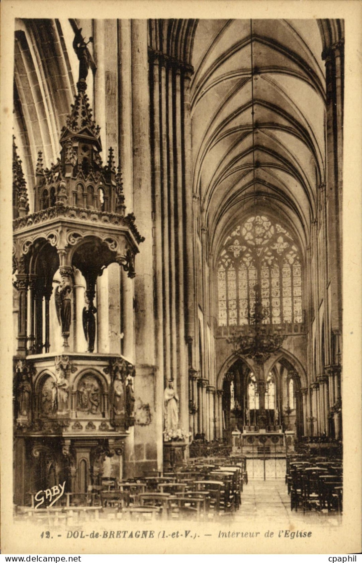 CPA Dol de Bretagne Interieur de l Eglise