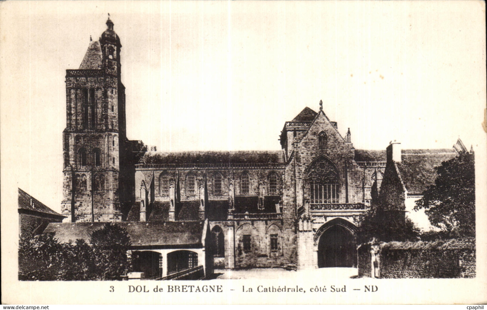 CPA Dol De Bretagne La Cathedrale cote Sud
