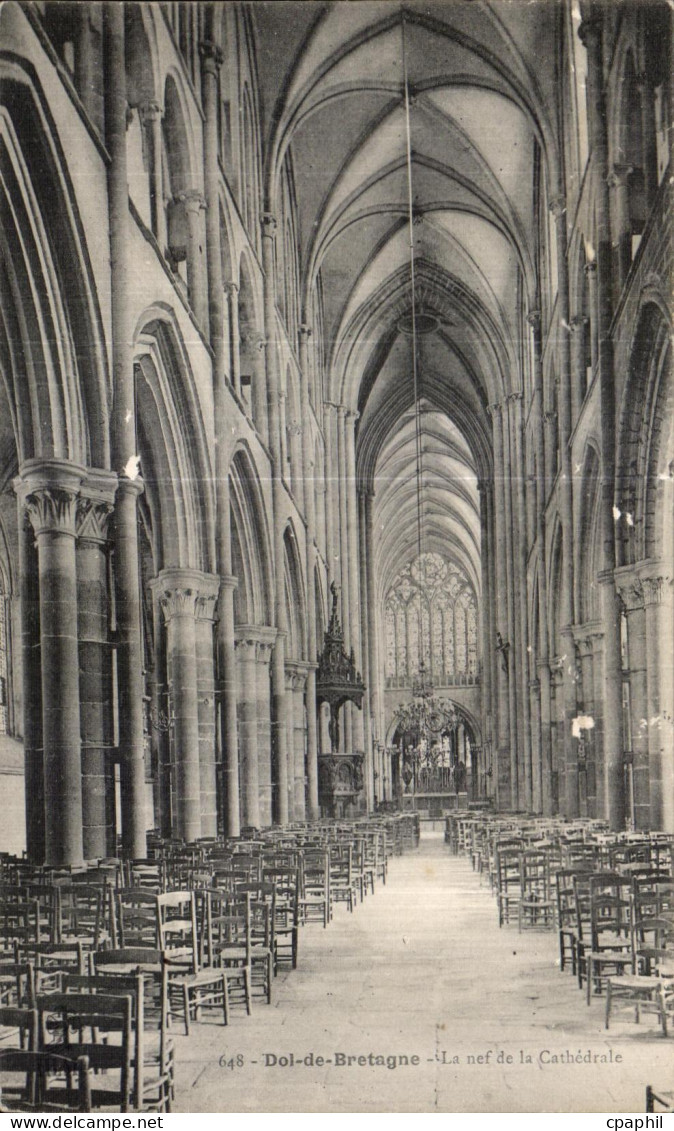 CPA Dol de Bretagne La nef de la Cathedrale
