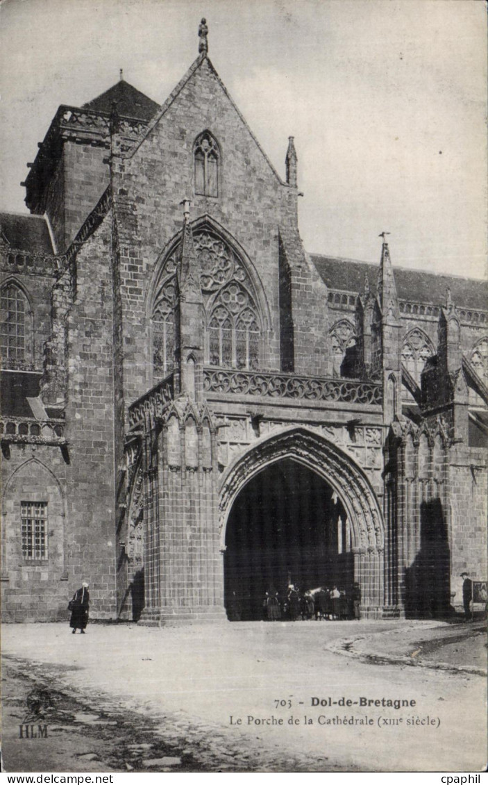 CPA Dol de bretagne Le Porche de la Cathedrale