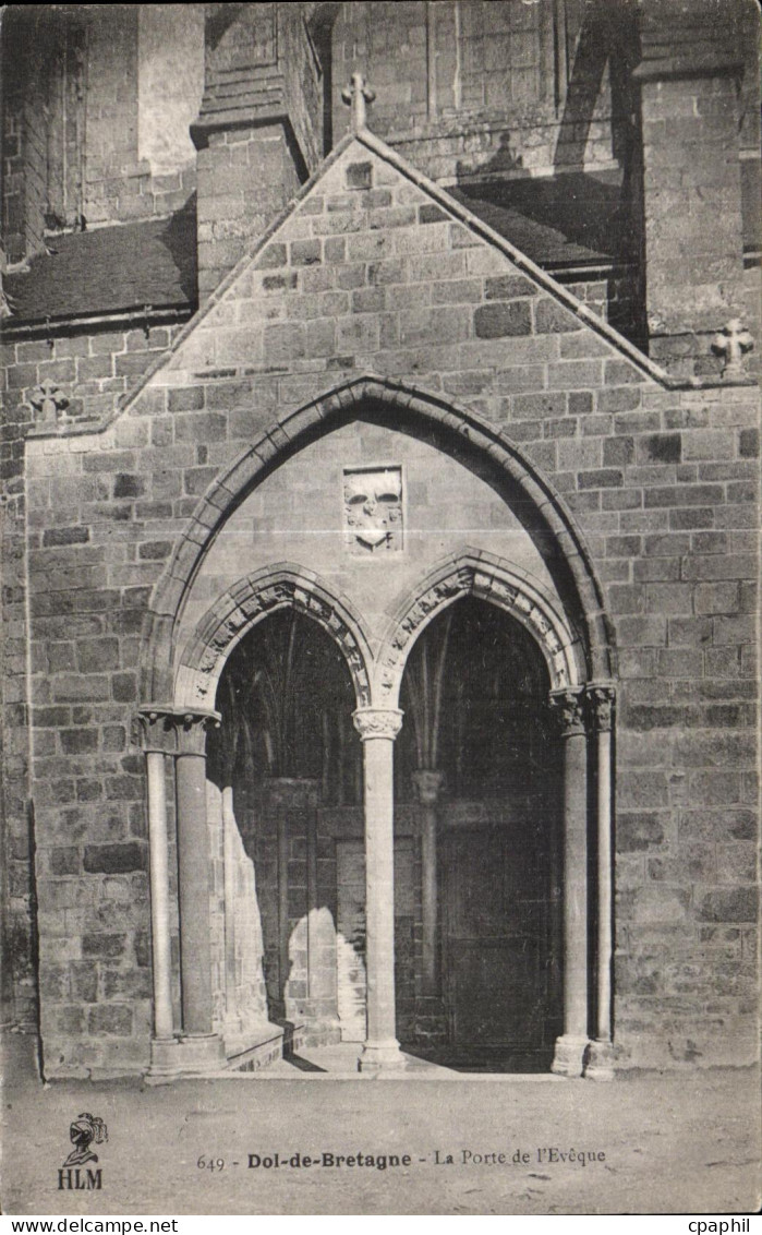 CPA Dol de Bretagne Le porte de l eveque