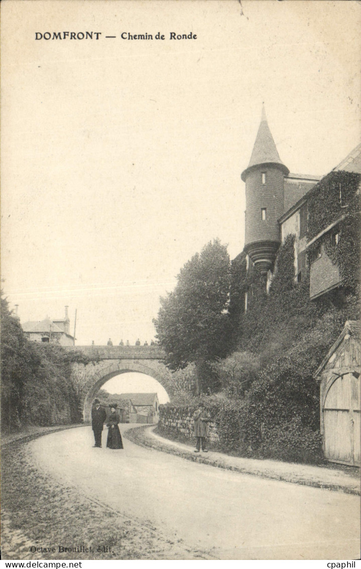 CPA Domfront chemain de ronde